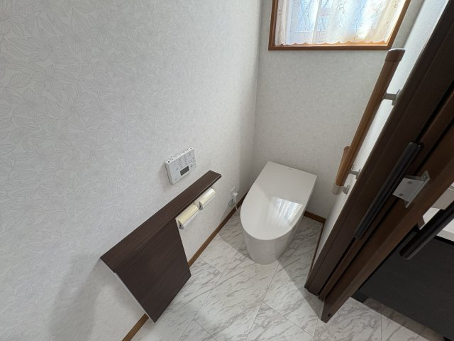 トイレは1階、2階それぞれに設置で便利です。温水洗浄機能付。