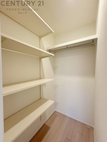 収納力が高く洋服や小物を整理しやすく、更衣室のように使え、部屋がすっきり保てます。収納の配置を自由に調整でき、換気性が良く防湿・防虫対策も可能。快適で機能的な生活空間を実現できます♪　