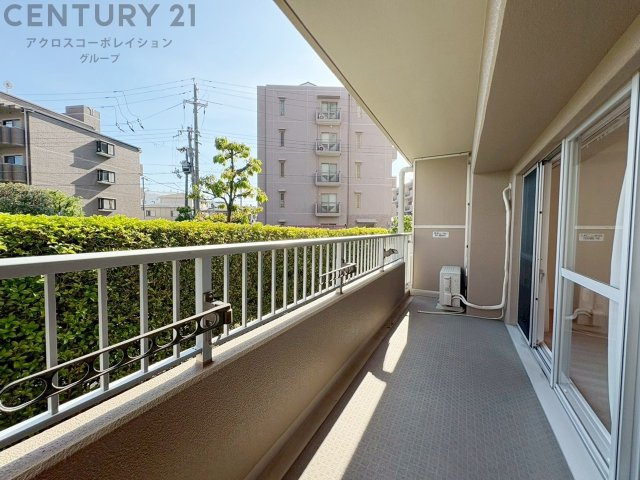 南向きバルコニーは日照が豊富で温暖な陽光を受けられ、植物の育成やリラックススペースとして活用可能です。洗濯物の乾燥が速く、快適な生活環境を提供。自然の光を取り込み、室内を明るくしてくれます。　