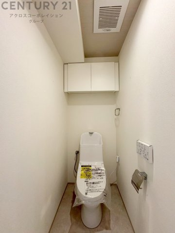 温水洗浄便座付トイレは温水洗浄機能により、暖かい水でおしりを洗浄することができ、冷たい水を使う従来の便座に比べ、温水洗浄機能で暖かいトイレを提供し、快適な使用を可能にします。　