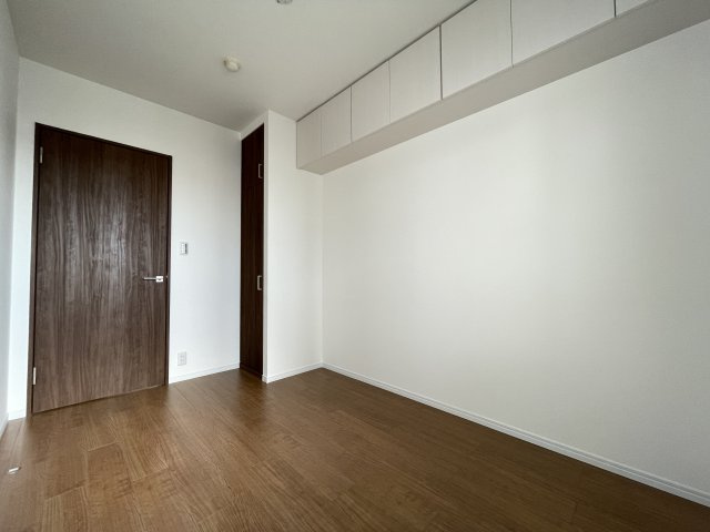リビングから離れたお部屋は、静かに仕事をするのにもピッタリな空間です。　