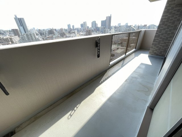 LDKと2つの洋室をつなぐ、広いバルコニー。洗濯物が沢山あっても安心です。　