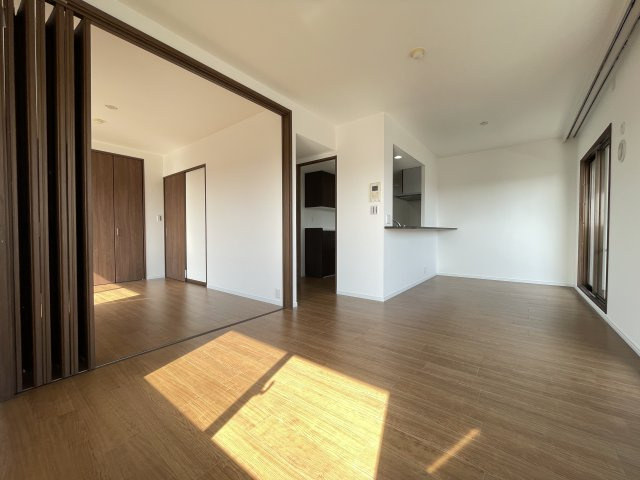 広々としたLDKは、隣接するお部屋の扉を開けて、さらに解放感ある空間に。　