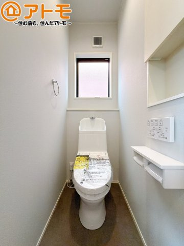 窓もあって換気もしっかりできる清潔感のあるトイレです♪