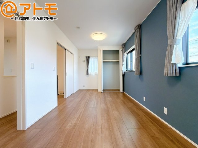 アクセントクロスが印象的なお部屋です。お気に入りの家具に囲まれてゆったり過ごしたいですね♪