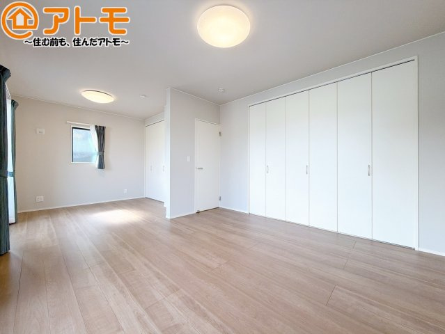 壁と床がシンプルな色合いだからこそ自分だけの空間を作れます♪お部屋作りのイメージは順調でしょうか♪