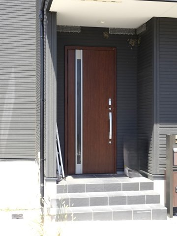 玄関は家の顔でもあり、家族以外の目にも止まる場所です。玄関は外との間を仕切る扉、