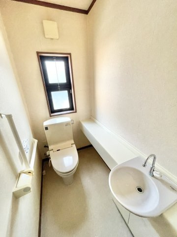 便利な手洗い付きの2階トイレ☆