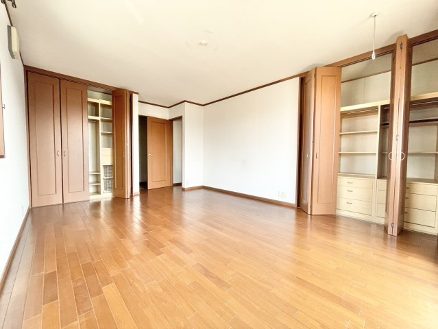 収納豊富な11帖の洋室☆