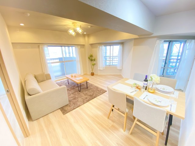 南向き角部屋で、陽当たりも良く暖かみのあるリビングになっております♪