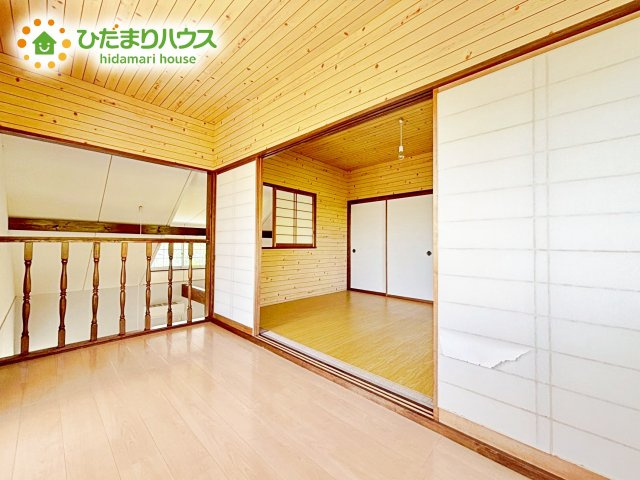 明るい日差しが降り注ぐお部屋に、居心地の良さを感じさせるコーディネート。家具やカーテンでお気に入りのお部屋に♪