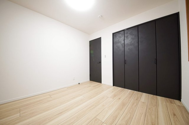 全居室2面採光でお部屋が明るく、便利な全居室収納付き！