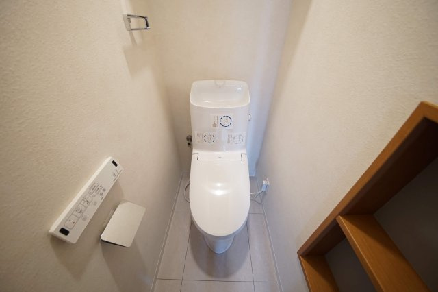 1・2階共に快適な温水洗浄機能付きトイレです