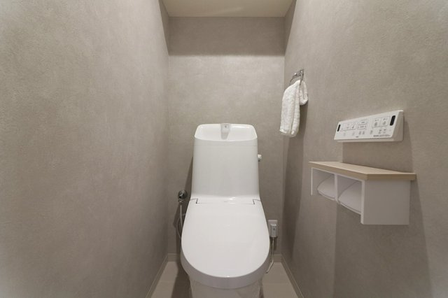 新調のウォシュレット付きトイレです