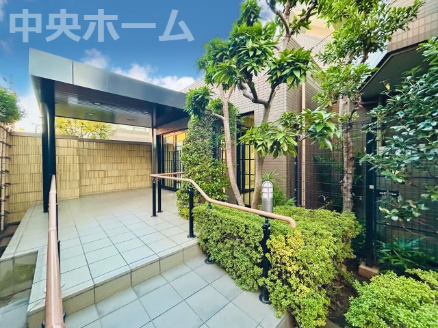 【エントランス】マンションのエントランスは、その物件の印象を決める、顔とも言える場所です。毎日通る場所ですからきれいなのが一番です。