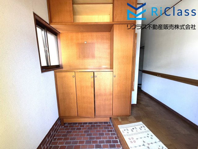ゆったりとした玄関です　収納あります