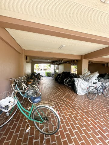 敷地内駐輪場完備♪　自転車での移動も便利