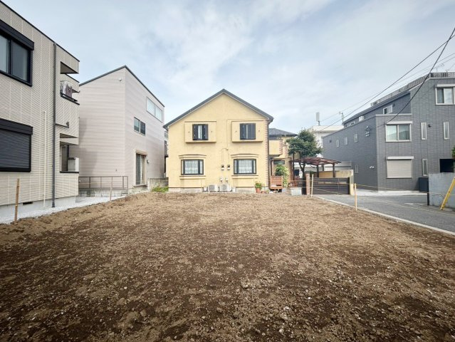 見通しの良い広々とした敷地スペース！陽光が心地よく差し込む環境で、お子様と過ごす日常やプライベートな時間もゆったりと満喫できる魅力的な住環境です。
