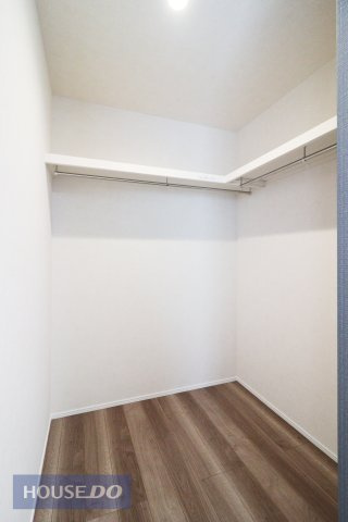 ウォークインクローゼット：整理整頓が簡単に！ウォークインクローゼットのある暮らしは面倒な季節の衣替えもスムーズになります！