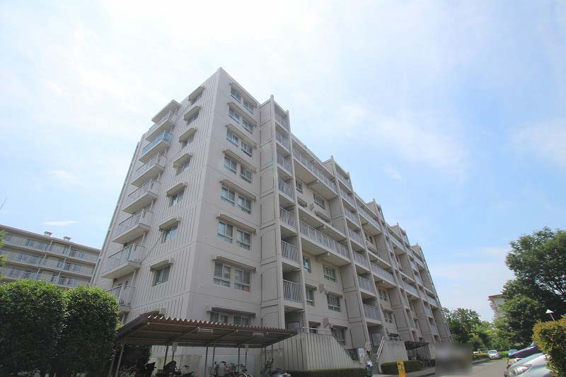 堂々とした佇まいのマンション。7階部分ならではの開放感と、南東向きならではの陽当たりが魅力です。
