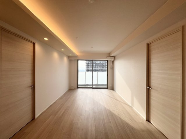 【リビングダイニング】ダウンライト・間接照明を採用した、落ち着いたLDK空間☆　約14.9帖のリビングダイニング！床暖房完備で冬でも足元あたたかいです！