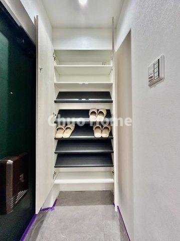 【玄関】玄関には大型のシューズクローゼットを設置しておりますのでいつでもスッキリりとした空間を保てます。玄関周りを清潔に使うのはとても大事なことですよね。