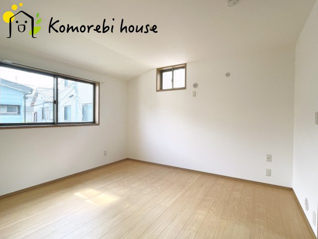 広くて明るい寝室