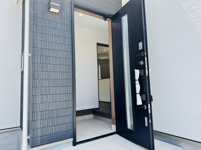 ～玄関は安心のWロックキーを採用～
