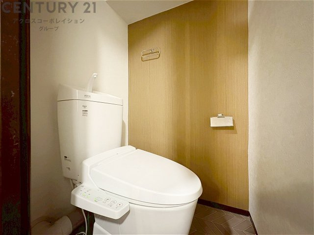 温水洗浄便座付トイレは温水洗浄機能により、暖かい水でおしりを洗浄することができ、冷たい水を使う従来の便座に比べ、温水洗浄機能で暖かいトイレを提供し、快適な使用を可能にします。