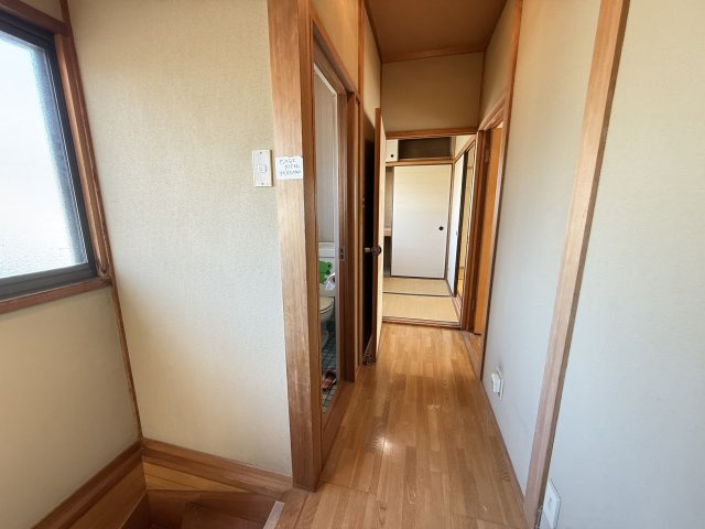 2階の階段を上がった先の廊下は、木の温もりを感じる落ち着いた空間です。窓があり自然光を取り入れられるため明るく、通風も良好。各居室へのアクセスがスムーズです。