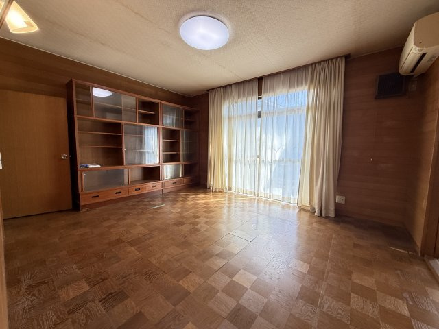 8帖のダイニングは大きなテーブルを置いてもゆとりがあり、家族団らんの時間をゆったりと過ごせます。窓から自然光が差し込み明るく開放的な雰囲気。収納棚もある為食器や小物を整理でき実用性も兼ね備えてます。　
