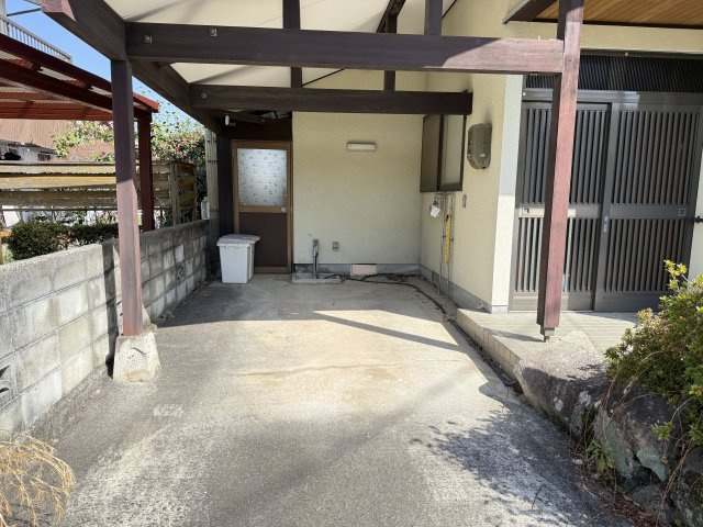 屋根付きの駐車スペースは雨の日も安心して車やバイクを停められる設計です。ゲート付きでセキュリティ面も安心。玄関への動線が短く荷物の出し入れもしやすいのが魅力です。日常の利便性を高める実用的な駐車場です