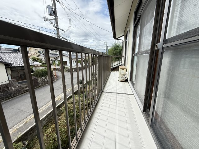 通風と採光に優れたバルコニーは洗濯物や布団干しに便利な広さがあります。道路に面しており開放感を感じられるのも魅力。日差しをたっぷり取り込み、日常の家事だけでなくリフレッシュスペースとしても活用できます
