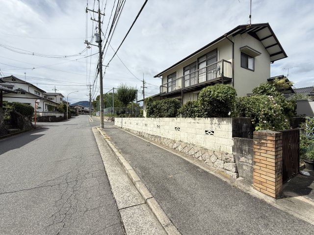 前面道路は幅員が広く車の出し入れや通行もスムーズに行えます。見通しの良い直線道路で安心感があり、日常の移動に便利な環境です。住宅街の落ち着いた雰囲気に囲まれ、静かで快適な暮らしをサポートする立地です。