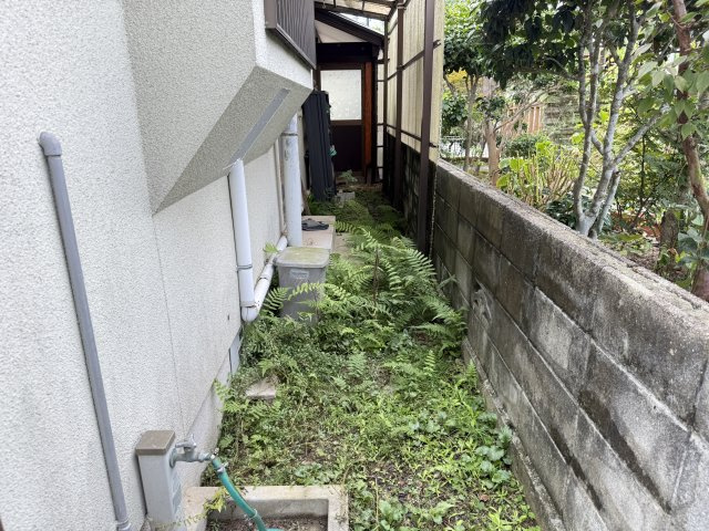 建物の周辺には植栽があり緑豊かな雰囲気を感じられる空間です。外水栓も備わっているため、庭木の水やりや清掃にも便利。塀で囲まれているためプライバシーも確保されています。日常のガーデニングに最適です。