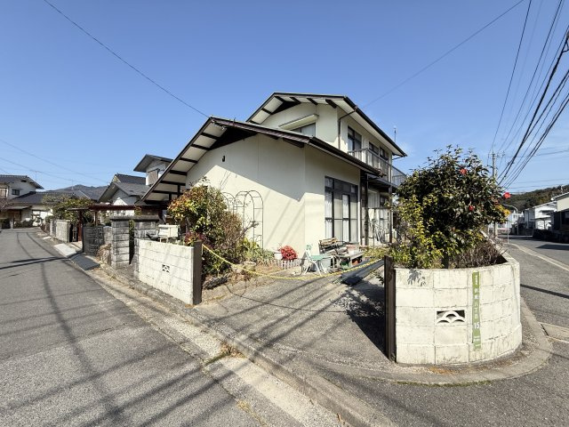 現地周辺は見通しの良い角地に位置し開放感のある住環境が魅力です。前面道路はゆとりがあり車の出入りもスムーズで住宅街ながら静かな落ち着きがあります。陽当たり風通しも良好で、快適な暮らしを支える立地です。
