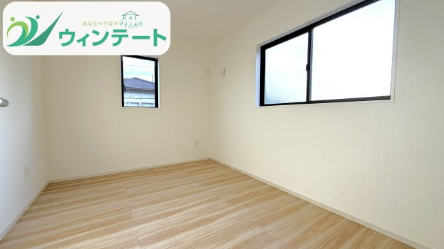 明るく風通しの良い2階洋室。寝室や子ども部屋としてはもちろん、在宅ワークスペースにも活用できる万能な空間です。