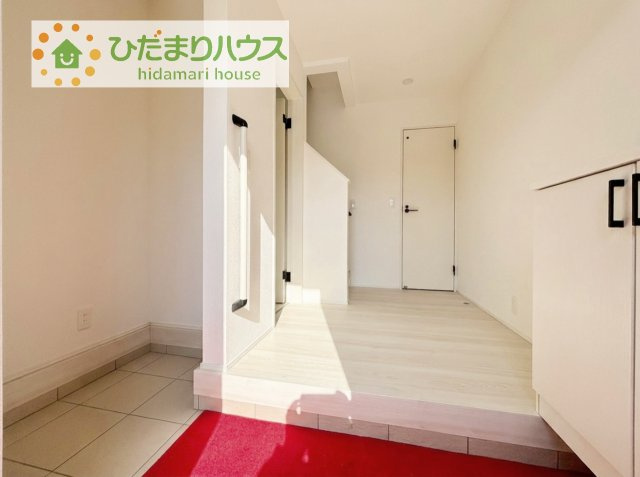シューズインクローゼットは、靴以外にもゴルフバックやベビーカーを置くことができ、散らかりがちな玄関もスッキリします。