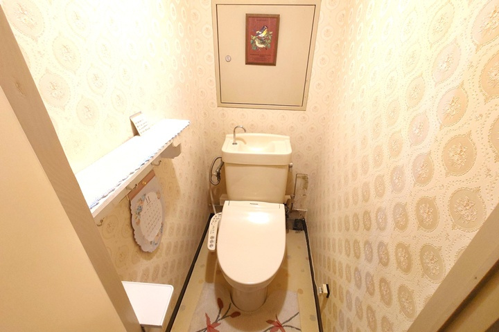 白を基調とした清潔感のあるトイレはリラックスできる空間です　