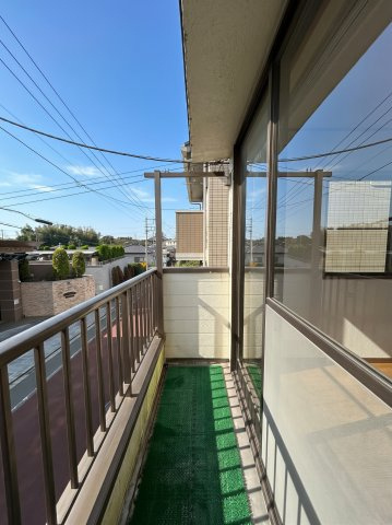 【バルコニー】南西向きで日差しが長く届き、洗濯物も気持ちよく乾くバルコニー（CG加工を行っております）