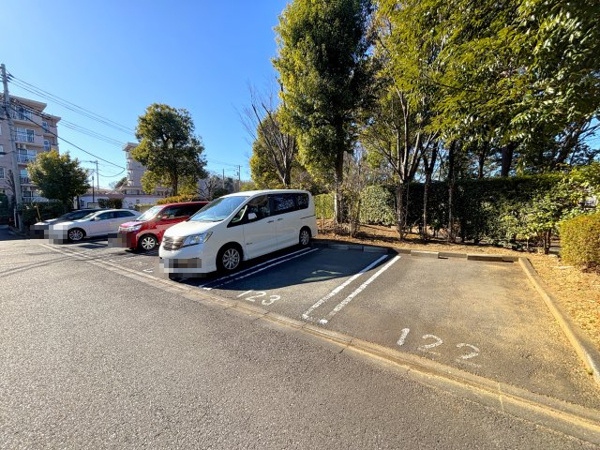 【パークサイド南大沢の敷地内駐車場】