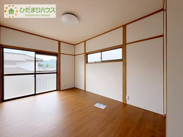 バルコニーに面していて、たっぷり光りの入る明るい主寝室です！