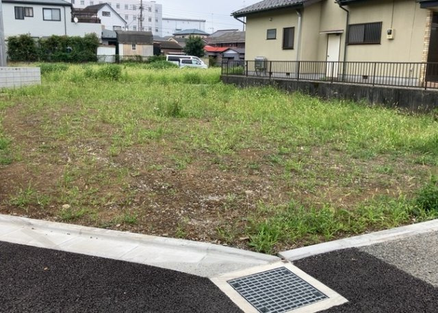 土地の形が極端に長細かったり、狭小地、あるいは道路との高低差がある傾斜地だった場合、後々売ろうとしても買い手がつかない場合もあります。後々、売却することになった時に価値の下がらない土地を選びましょう。