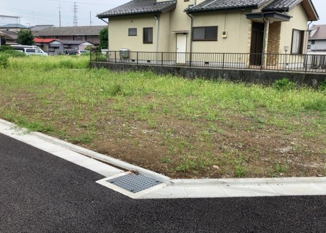土地の面積＝住宅面積ではありません。建ぺい率の問題などで、土地のある場所によって住宅を建てられる面積は限られています。高さもしかり、「土地」という言葉の中には、建築条件も含まれると考えておきましょう。