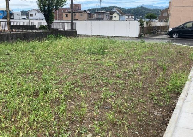 家を建てる場合、方位は要チェックです。現実的に日当たりのよい家ならばリビングは南側、建築基準法でも北側に当たる家への配慮は求められています。土地を見学に行く際は、方位磁針を持って行くようにしましょう。