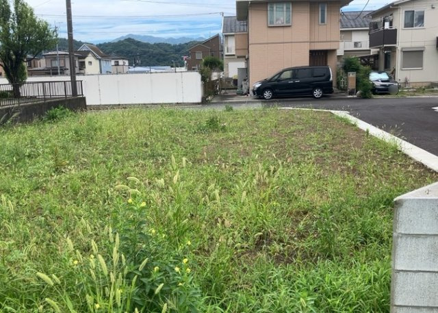土地を買う際、住む地域の自治体や福祉の補助制度にも注目してみましょう。子供や老人の医療補助やゴミ出しのルールなど、自治体によってルールに大きな違いがあるため、暮らしやすい土地で判断するとよいでしょう。
