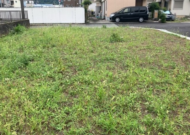 土地の前の道路に消火栓が設置されていることがあります。この場合、道路交通法第45条第1項により、駐車禁止の場所が指定されています。そのため、車庫などの駐車スペースをつくることができない場合があります。
