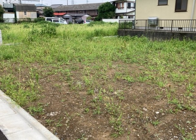 現地に行くなら、物件の周囲の地形がどうなっているかを見ることも大切です。周辺より低くなっている土地では、大雨などで水が集まりやすいため、地盤が弱くなっているということも考えられるため、注意が必要です。