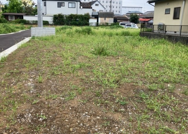 土地購入を検討されている場合、境界杭がない状態で購入してしまうと境界確定測量をする必要があり、費用がかかります。購入の前に、売主、隣土地所有者立ち合いのもと境界を確定し境界杭を設置するのがベストです。
