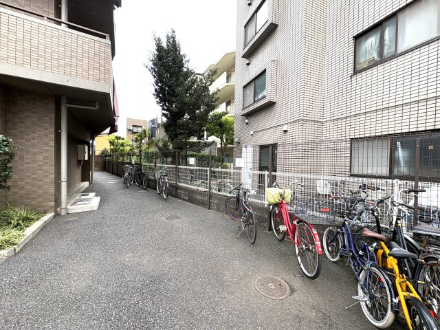 広い通路の駐輪場は、自転車の出し入れがスムーズに♪